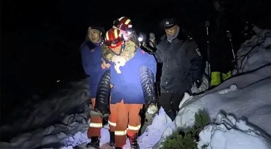 Everest'te mahsur kalan bin dağcı günler sonra kurtarıldı