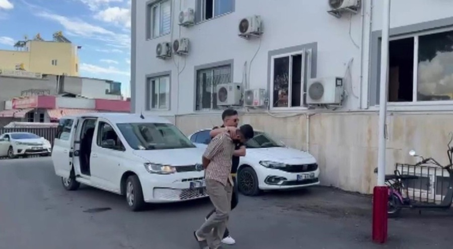 Polis kılığına girip üst araması yaptı, küçük çocuğa ateş etti