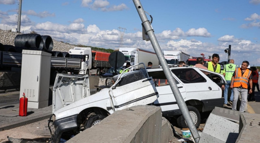 Mersin'de gişelerde bariyere çarpan otomobildeki 2 kişi öldü