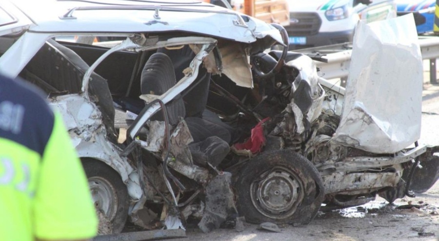 Beton bariyere çarpan otomobilde 2 kişi can verdi