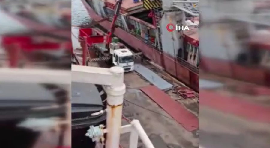 Tuzla Tersaneler Bölgesi'nde bakıma alınan gemi yan yattı: 1 ölü