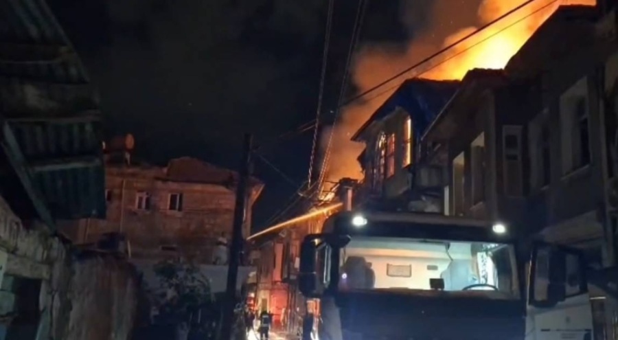 2 katlı binada çıkan yangın 3 eve daha sıçradı