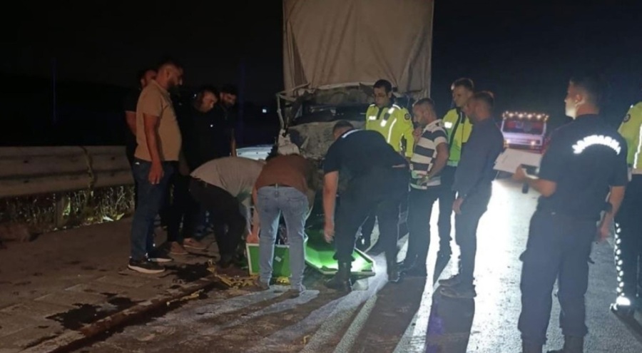 Kamyonet kamyona arkadan çarptı: Ölü ve yaralılar var