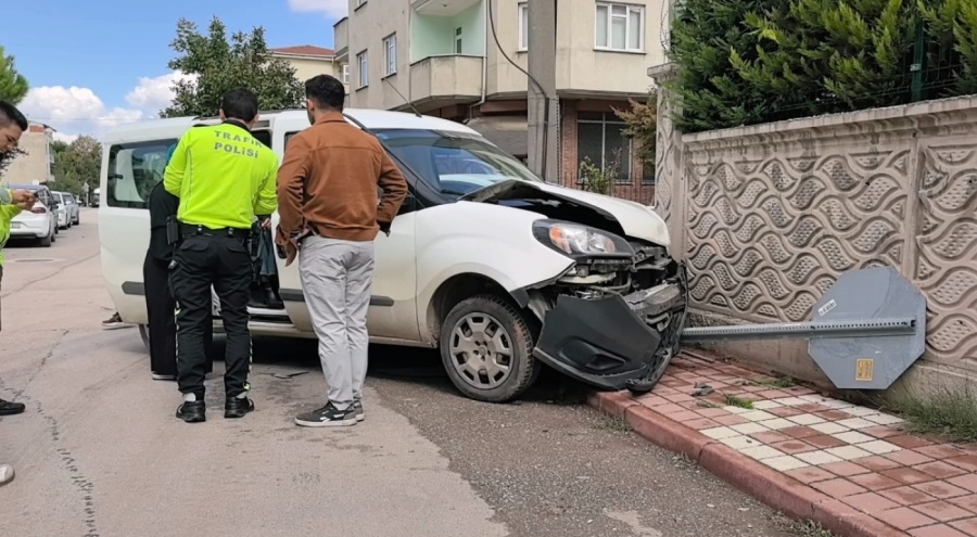 Bursa'da köşede çarpışan araçlar, site duvarında durdu