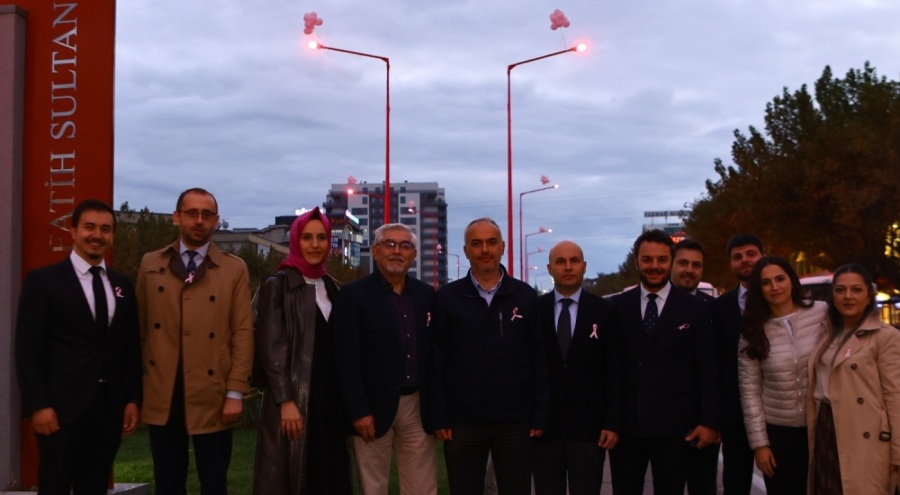 Meme kanserinde erken teşhis için sokak lambaları pembe yanıyor