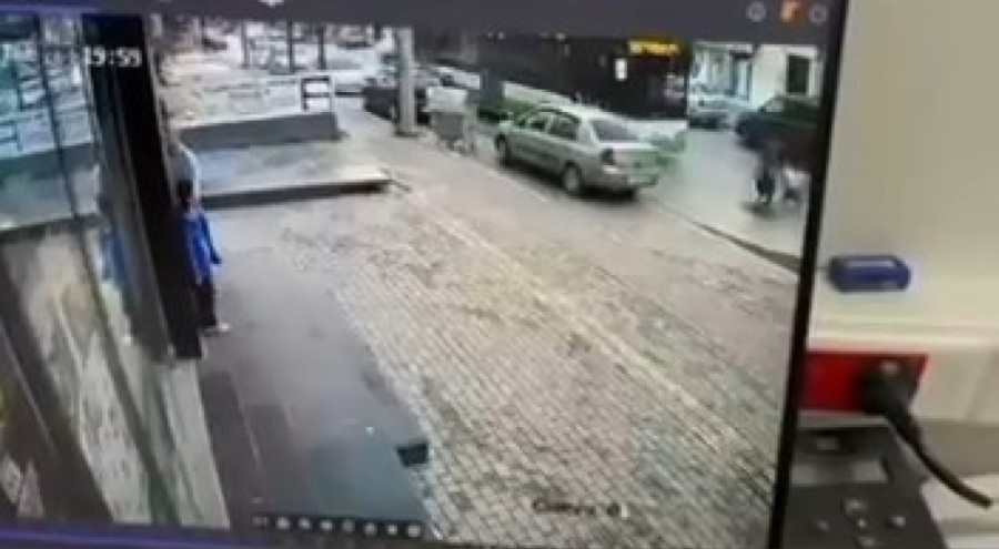 Bursa'da iki ayrı kaza! Otobüs ve kamyonetin altında kaldılar