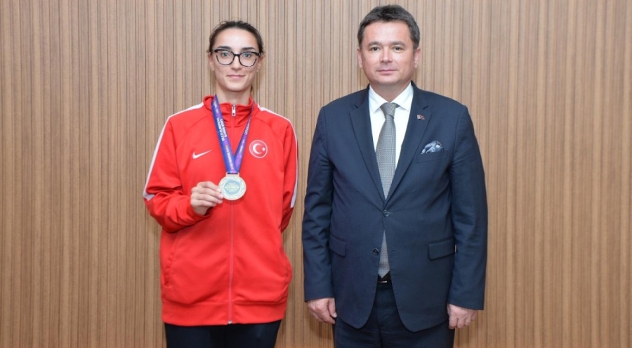 Osmangazi Belediye Başkanı Aydın Bursa'nın gururu şampiyon sporcuyu ağırladı