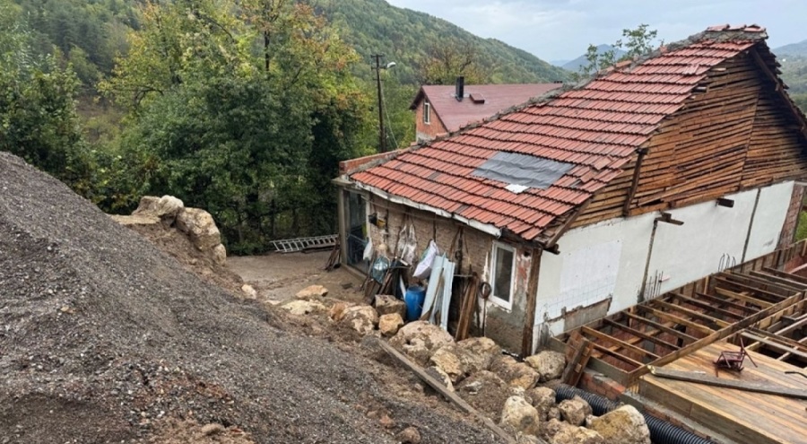 Bartın'da heyelan: Bir ev tahliye edildi