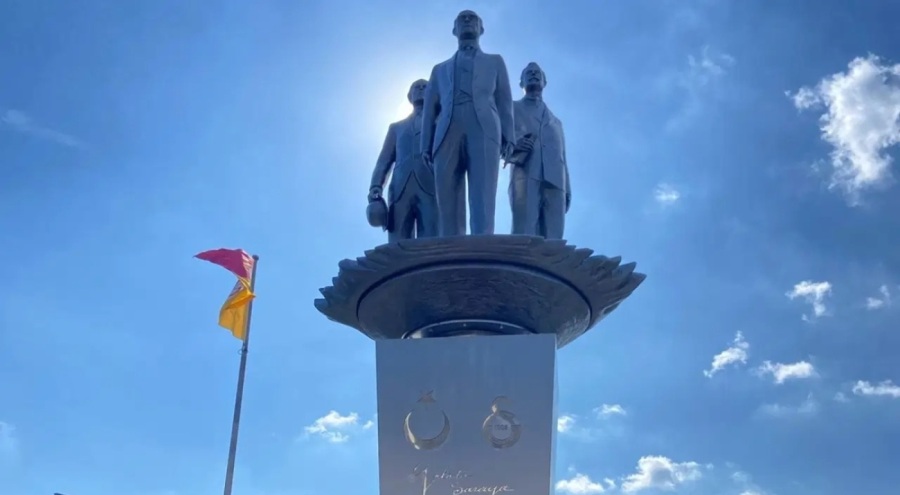 Atatürk, Tevfik Fikret ve Ali Sami Yen'in anıt heykeli açıldı!
