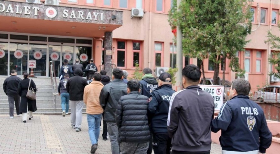 Vatandaşları milyonlarca lira dolandırmışlar