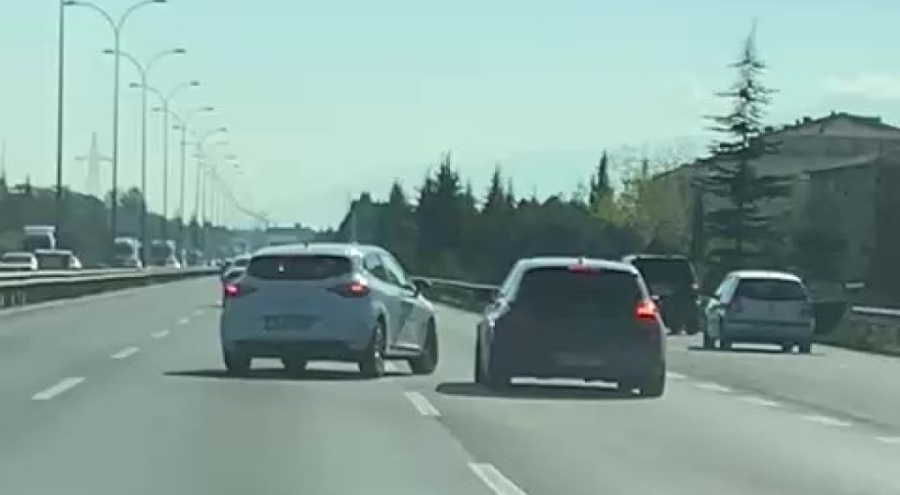Bebekli otomobili sıkıştırdı, 5 araç birbirine girdi