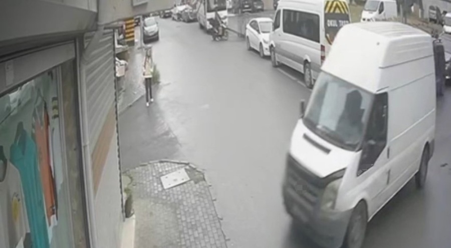 Freni boşalan panelvan dükkana daldı