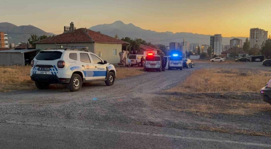 Kayseri'de kar maskeli 2 kişi baba ve oğlunu yaraladı