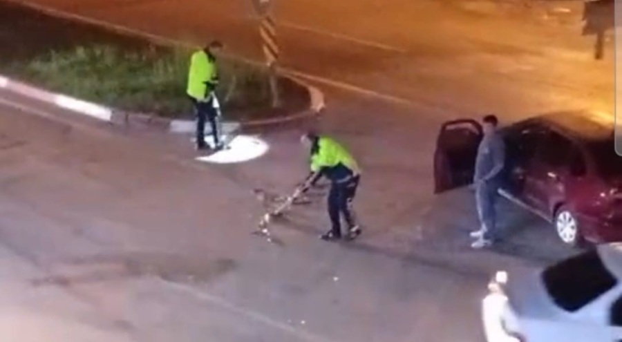 Kaza sonrası trafik polisi süpürgeyle yolu temizledi