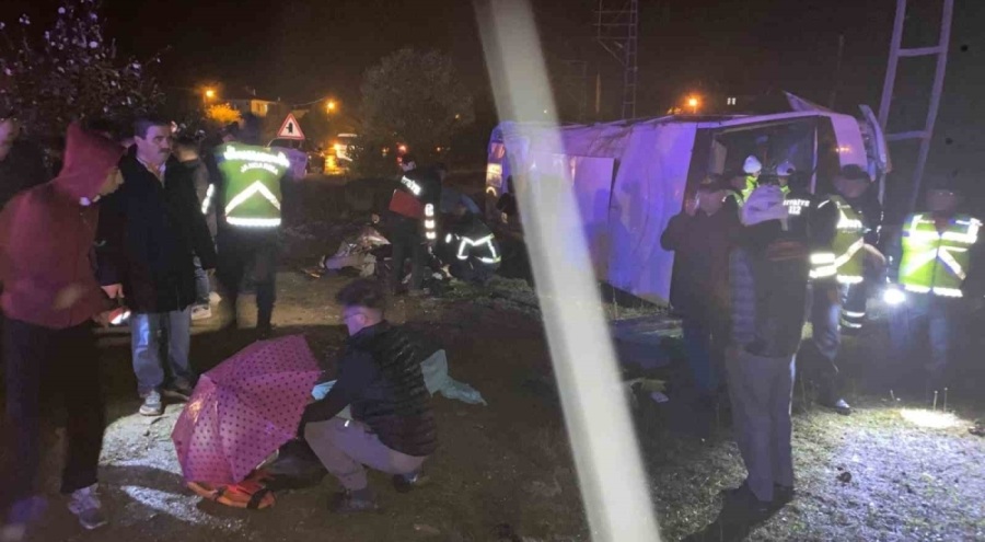 Tur midibüsü devrildi: Çok sayıda yaralı var