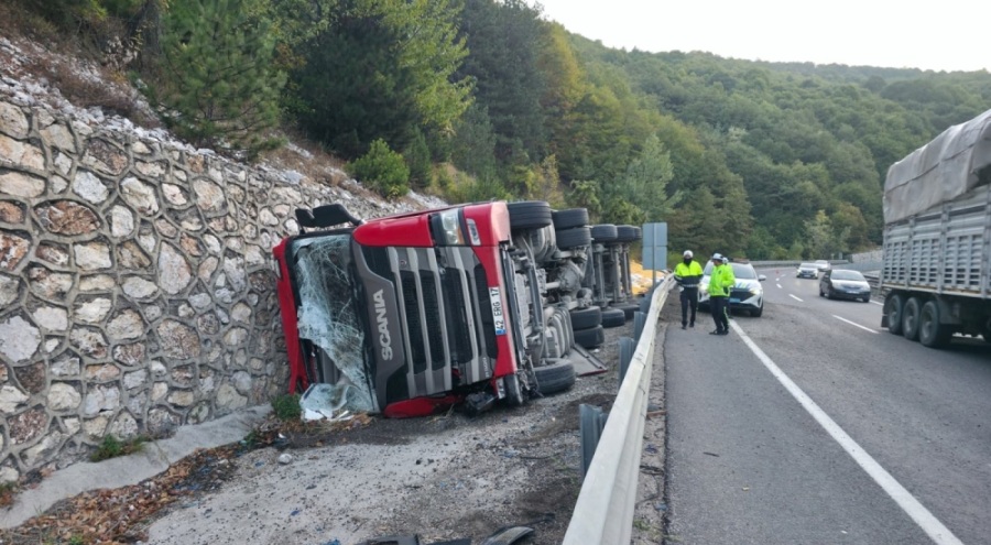 Bursa'da hayvan yemi yüklü tır devrildi! 2 kişi ağır yaralı