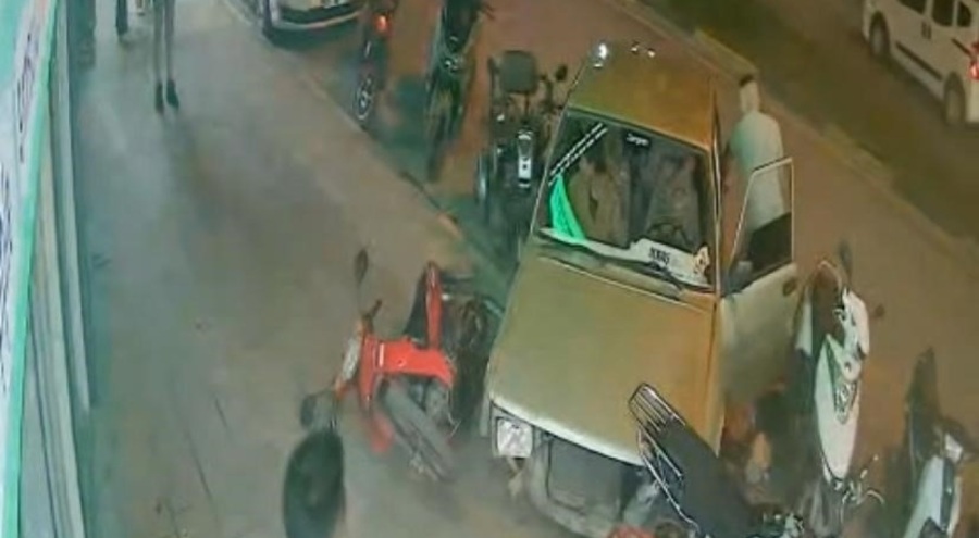 Kaza yaptıkları aracı bırakıp kaçtılar