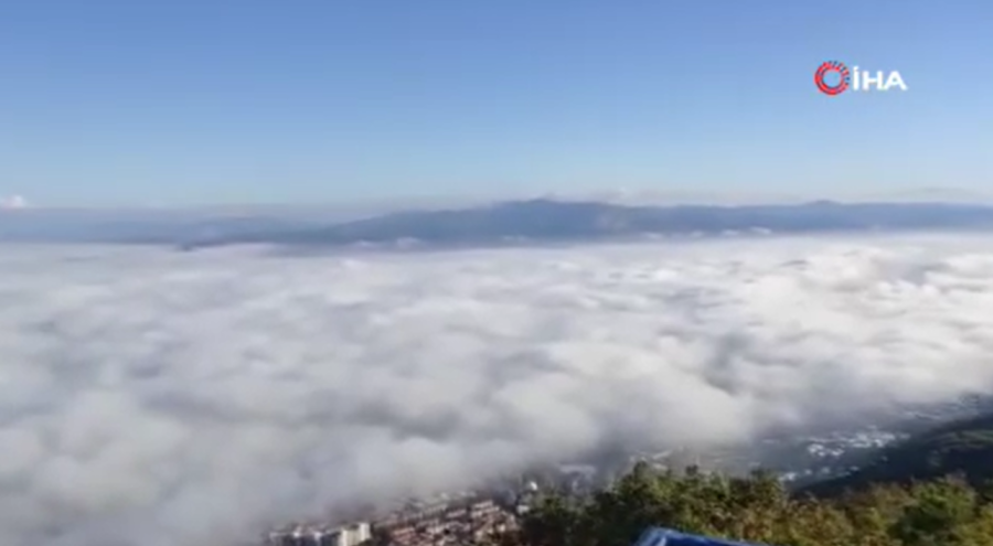 Bursa'da Uludağ'ın eteklerine çöken yoğun sis etkileyici manzaralar oluşturdu