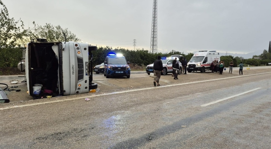 Adana'da minibüs devrildi: 11 yaralı