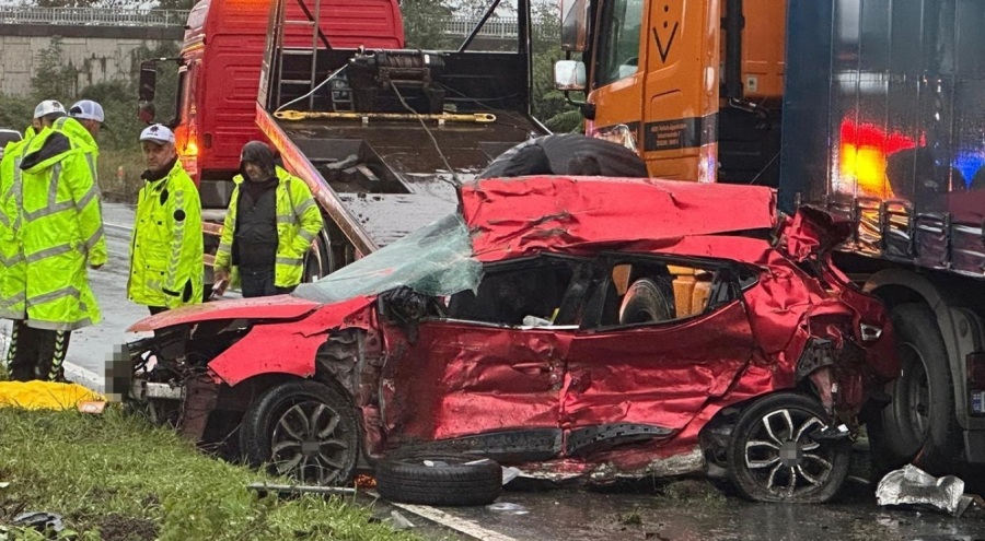 Tıra çarpan otomobilde can pazarı: 3 ölü