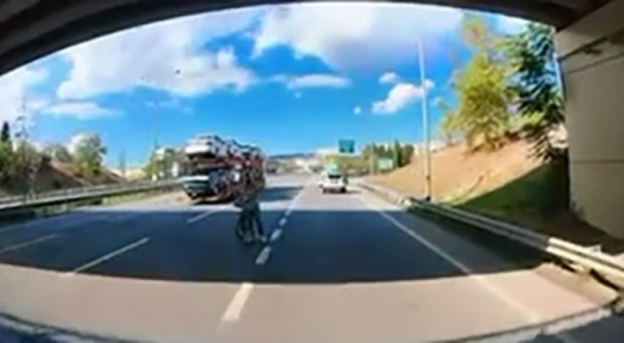 Bursa'da trafikte tersten gelen bisiklet yürekleri ağza getirdi!