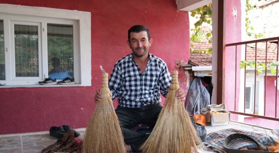 Bursa'da babasının Romanlardan öğrendiği süpürgeciliği 30 yıldır sürdürüyor