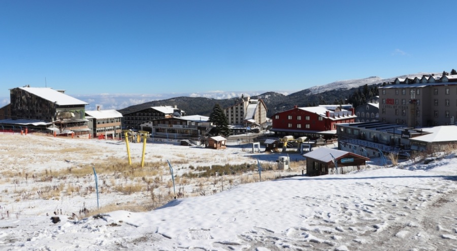 Kar yağışıyla beyaza bürünen Uludağ'da kayak sezonu hazırlıkları hızlandı