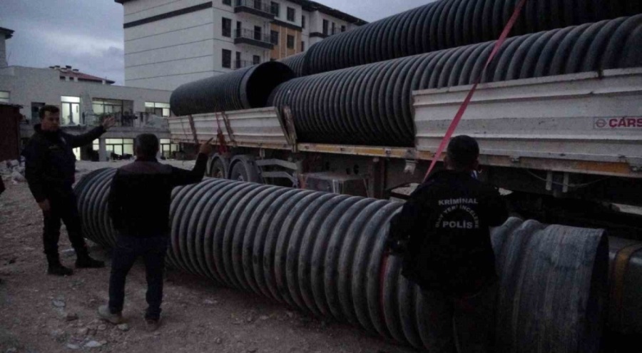 Şantiyede kaza: Üzerine 750 kiloluk boru düştü!