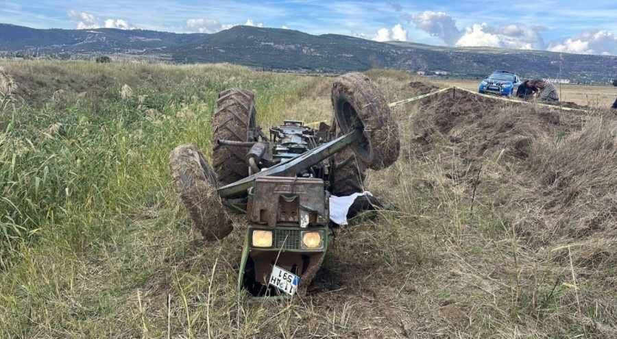 Devrilen traktörün altında kalarak hayatını kaybetti