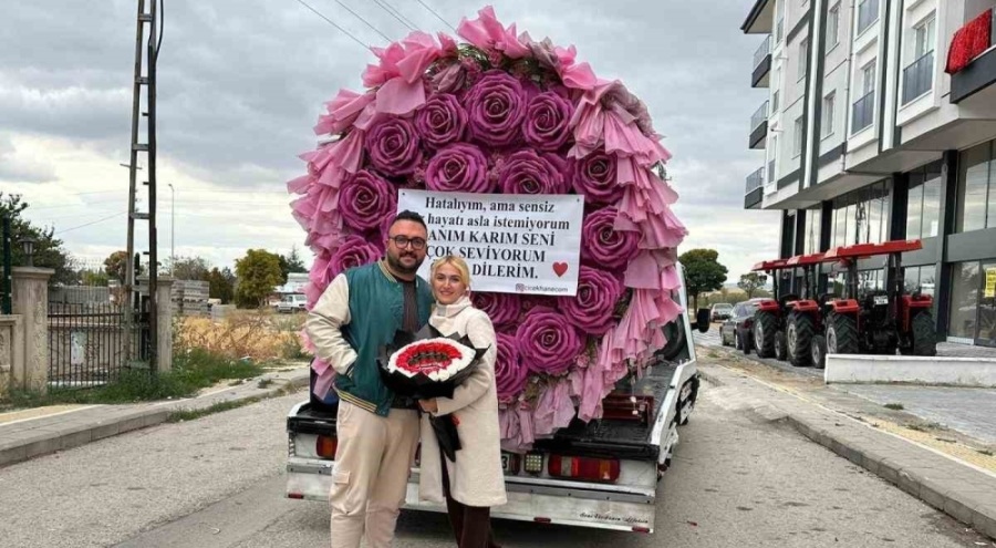 Gönlünü böyle aldı: Dev çiçek buketiyle eşine özür sürprizi