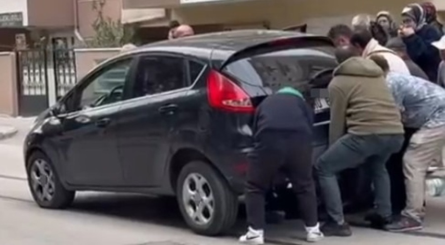 Otomobilin altında kalan çocuk yaralandı