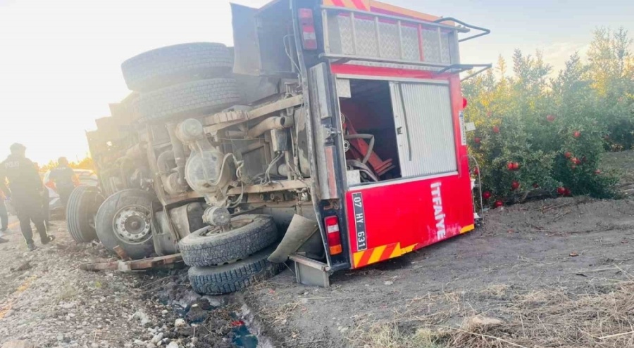 Antalya'da itfaiye aracı devrildi: 2 yaralı