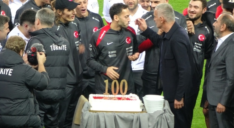 Hakan Çalhanoğlu'na 100. milli maç kutlaması