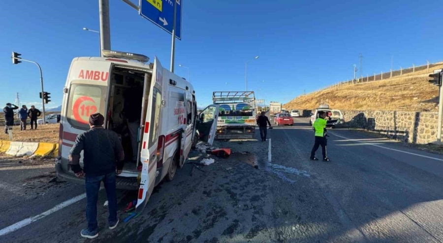 Ambulans ile kamyonet çarpıştı: Çok sayıda yaralı var