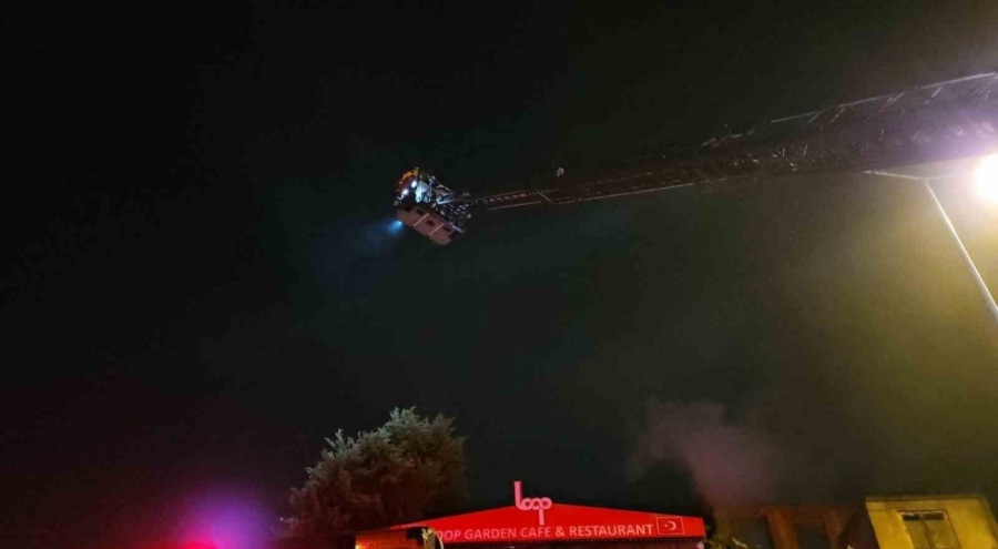 İstanbul'da metruk binada çıkan yangın kafeye sıçramadan söndürüldü