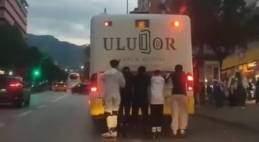 Bursa'da gençlerin tehlikeli yolculuğu kamerada