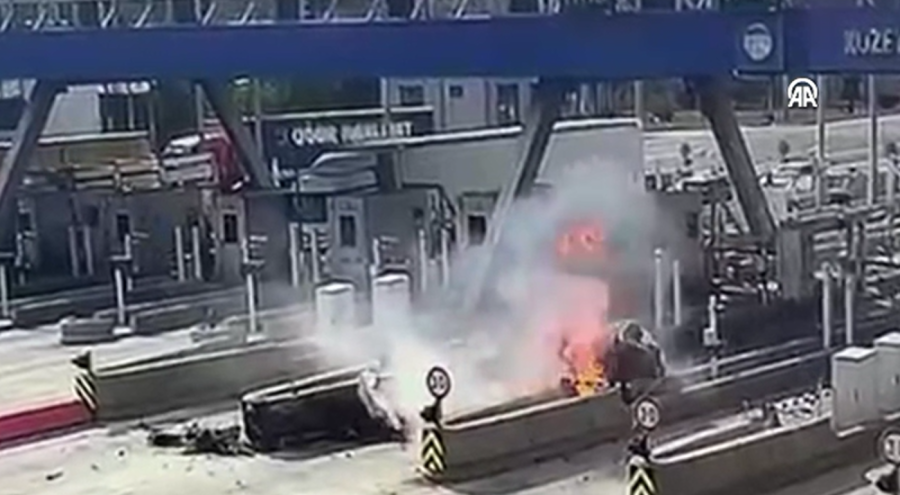 Gişe bariyerine çarpan otomobilin sürücüsü can verdi