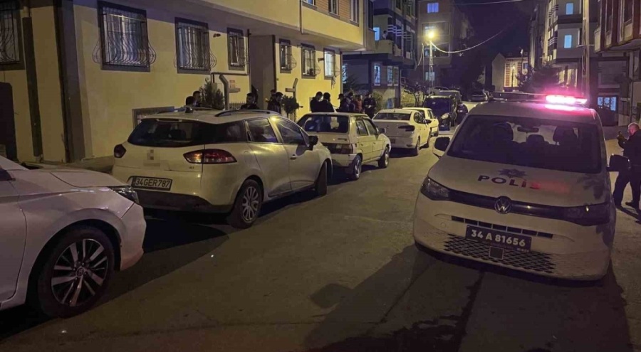İstanbul'da evinin önünde silahlı saldırıya uğrayan adam ağır yaralandı