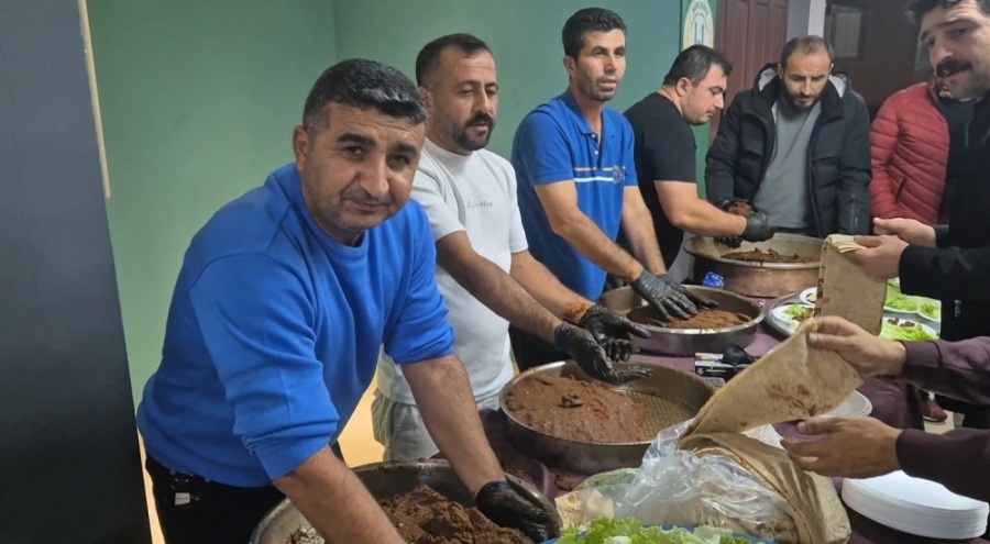 A Milli Takımın galibiyetini çiğ köfte ile kutladılar