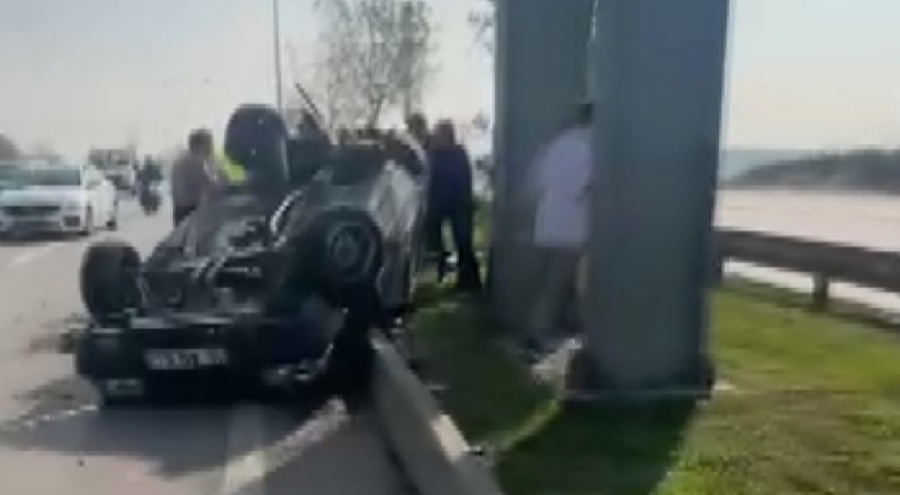 Bursa'da kontrolden çıkan otomobil refüje çarpıp takla attı!