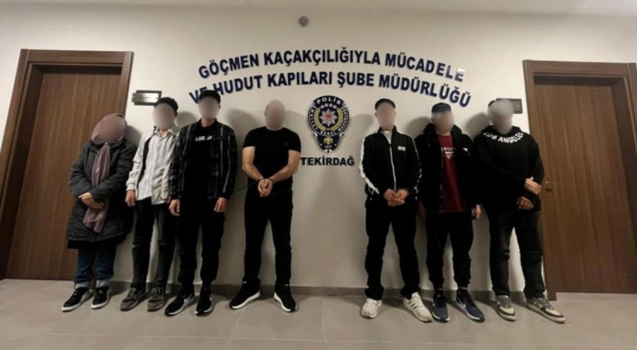 Düğün aracı süsü verdiler, içinden kaçak göçmenler çıktı