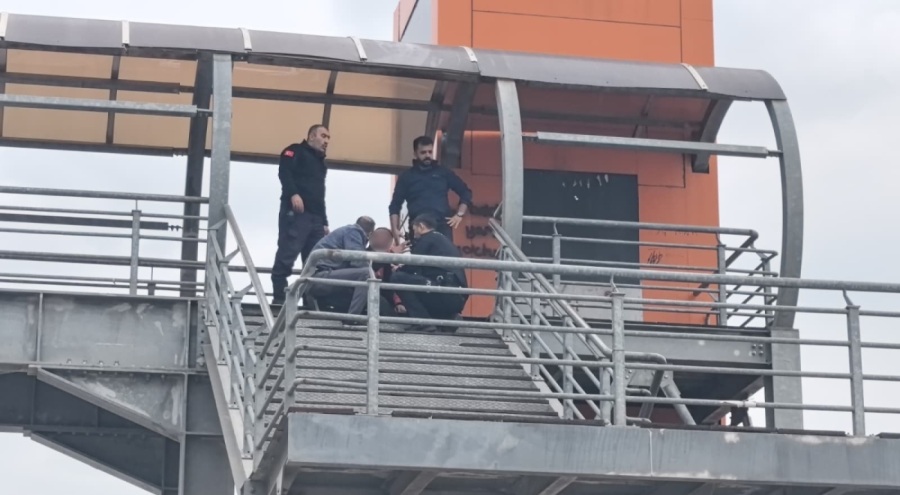 Bursa İnegöl'de üst geçitte intihar girişimi!