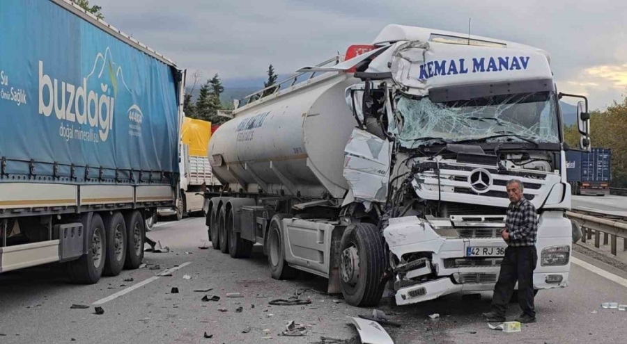 Hurdaya dönen tırdan burnu bile kanamadan çıktı