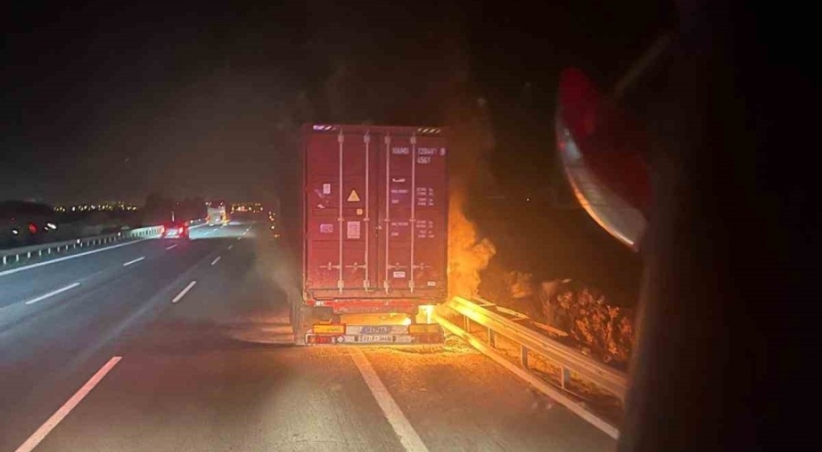 Yanan tırda yük telaşı: Makarnaları dorseden atıp kurtarmaya çalıştı