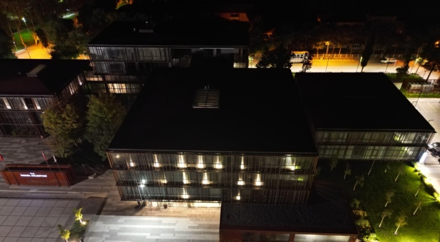 Çatılara kurdukları güneş panelleriyle belediyenin elektrik ihtiyacını karşılıyorlar