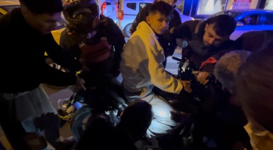 Genç sürücü kaza yaptı, ayağı motosikletin pedalına sıkıştı