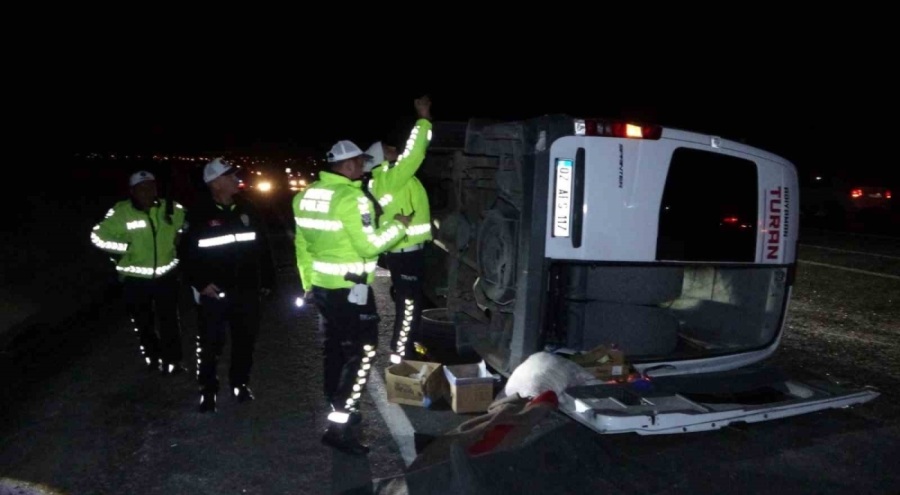 Tur midibüsü devrildi: 13'ü öğrenci 14 kişi yaralandı