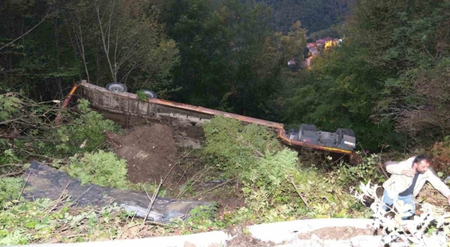 Kastamonu'da iş makinesi yüklü tır şarampole devrildi