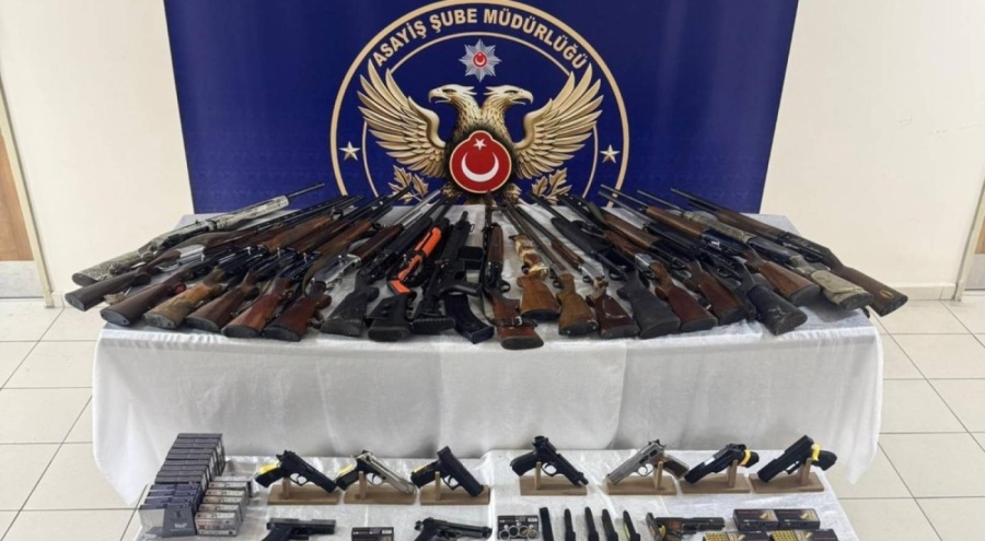 Sosyal medyada "silah teşhiri" yapan 4 zanlı gözaltına alındı