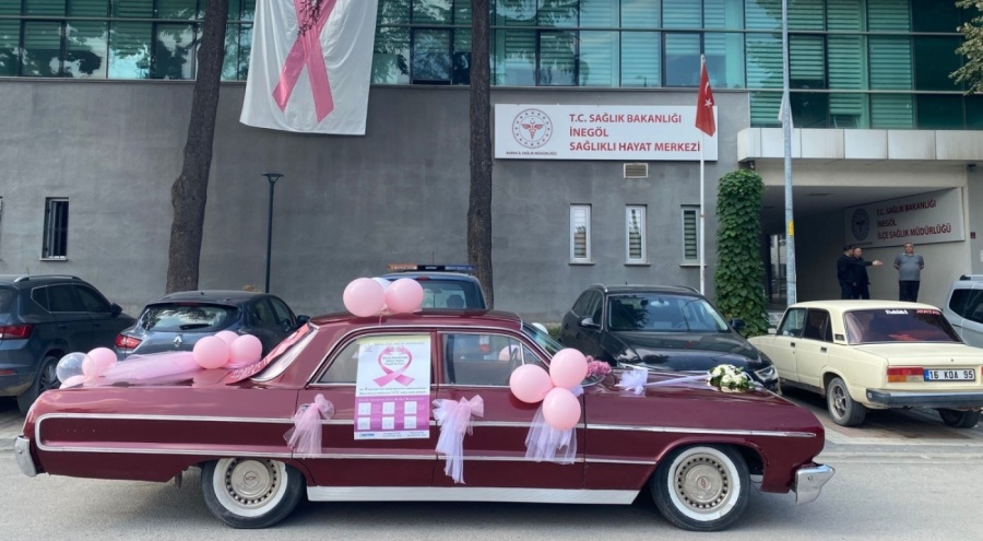 Bursa'da klasik otomobil ile meme kanserine dikkat çekti